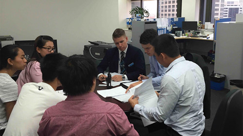 Cảnh sát bang New South Wales làm việc với đại diện Hội du học sinh Việt Nam ở Úc - Ảnh: VDS