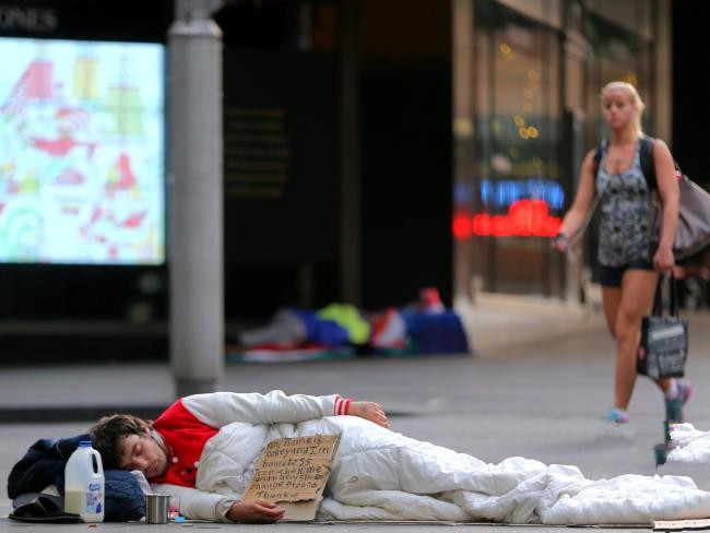 Một người đàn ông ngủ ở góc đường Market và Castlereagh, trung tâm thành phố Sydney