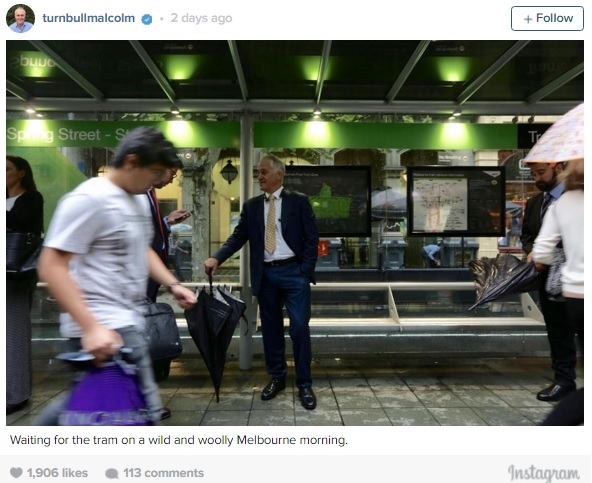 Thủ tướng Turnbull đăng hình ảnh bản thân đang đợi tàu điện lên Instagram (ảnh: Malcolm Turnbull/Instagram)