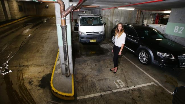 Người xem Rebecca Austin tại chỗ đậu xe khi nó được rao bán vào năm ngoái.