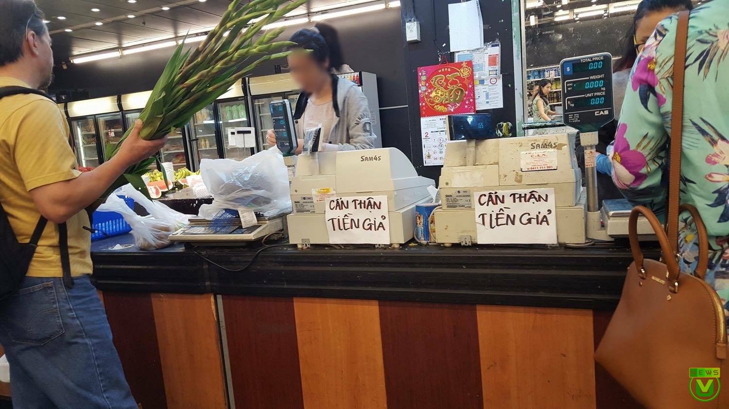 Hiện nay,đã có một số chợ người Việt tại Melbourne treo bảng cảnh báo tiền giả đến người tiêu dùng. 