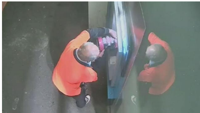 Một người đàn ông vác thùng xăng đốt cây ATM tại Victoria