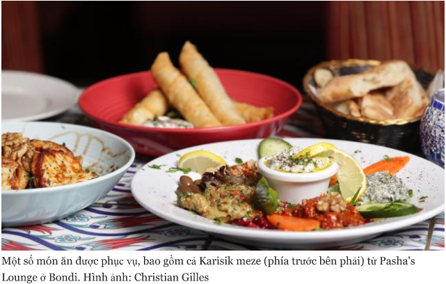 Một số món ăn được phục vụ, bao gồm cả Karisik meze (phía trước bên phải) từ Pasha's Lounge ở Bondi. Hình ảnh: Christian Gilles