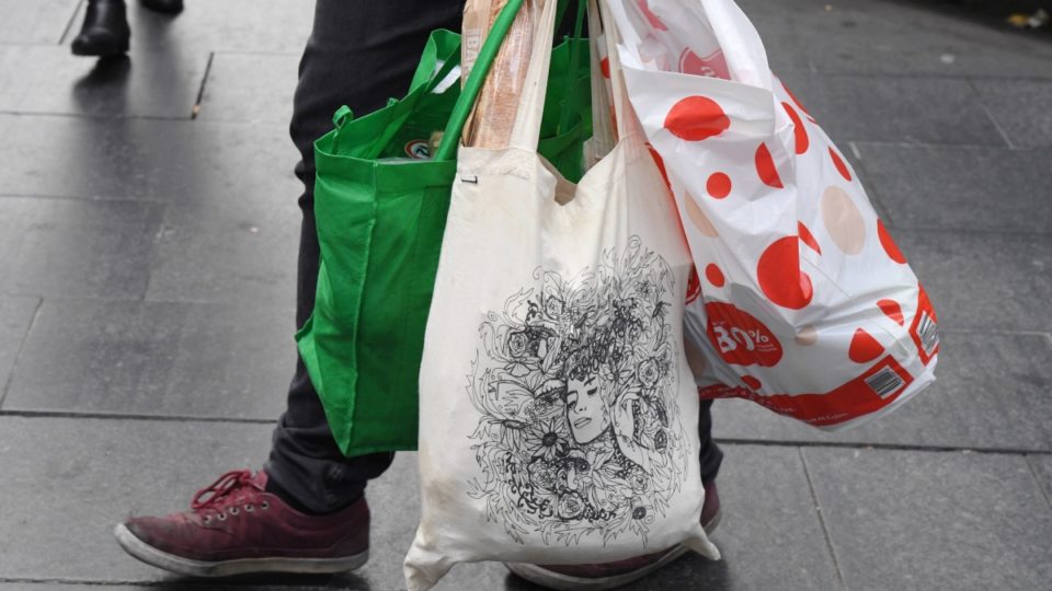 Australian shoppers steal reusable plastic bags