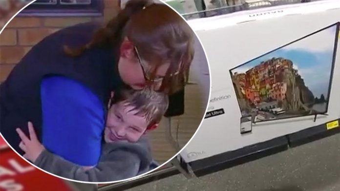 Cảm động cậu bé Úc mang 40 cents đi mua Tivi tặng mẹ nhân ngày Mother's day