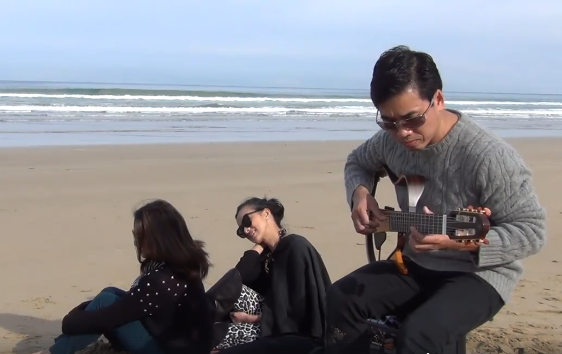 A Ngô Chương chơi ngẫu hứng guitar trên bãi biển