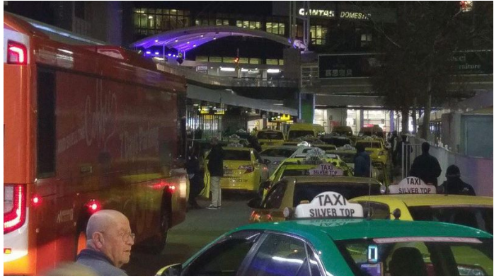 Taxi biểu tình khóa đường sân bay phản đối Uber hành khách đi nên SkyBus FREE