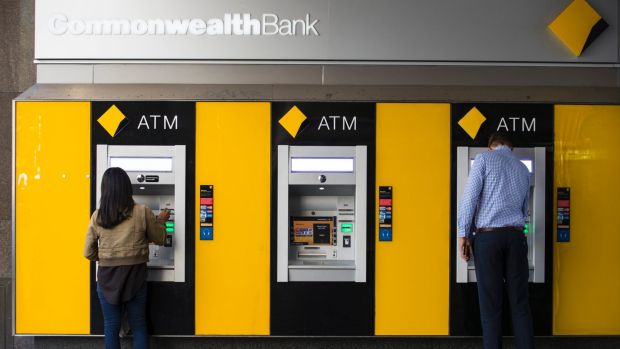 Khách hàng đổ xô đến ATM của ngân hàng Commonwealth sau khi phí giao dịch được miễn