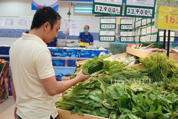 Vietnamese supermarkets go back to leaves