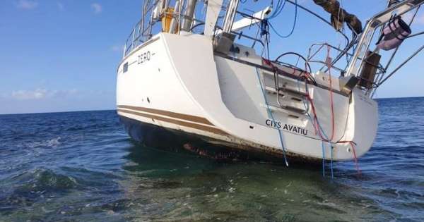 Huge drug haul found on WA island after yacht hits reef