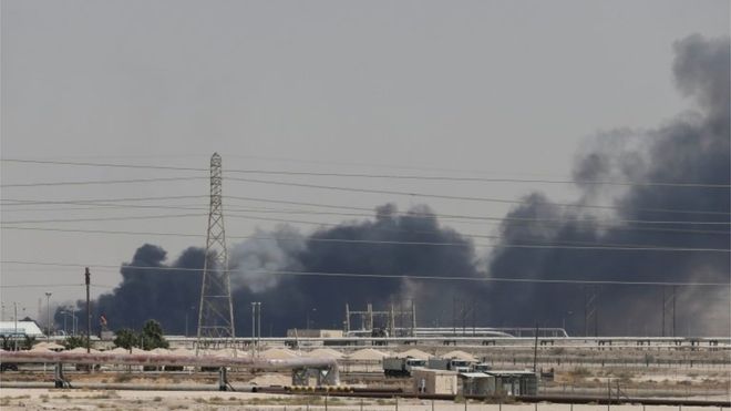 Đám cháy xảy ra ở nhà máy xăng dầu tại Abqaiq, Ả Rập Saudi (Ảnh: Reuters)