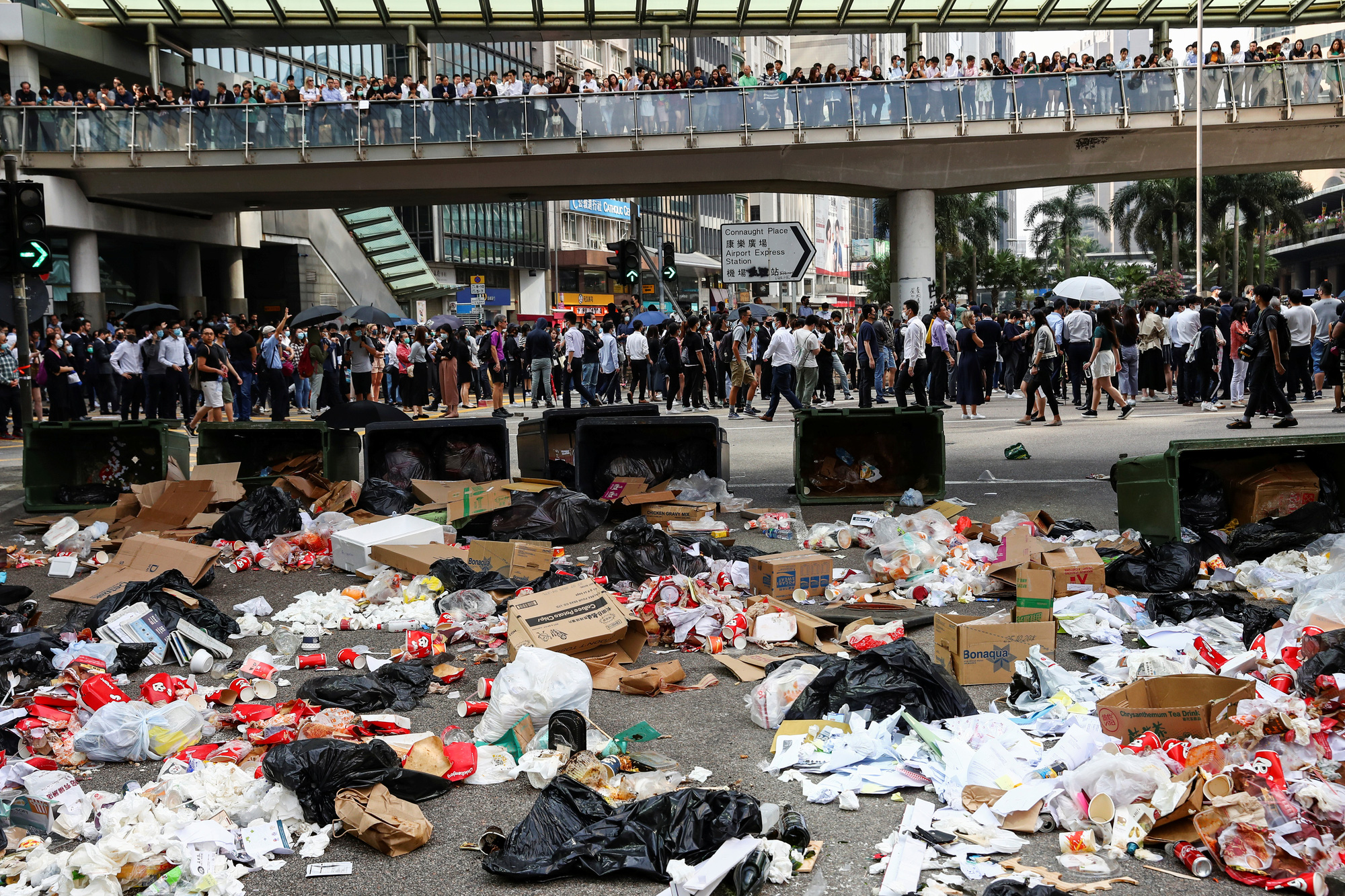 Rác và chướng ngại vật tại trung tâm Hong Kong ngày 14-11 (Ảnh: Reuters)