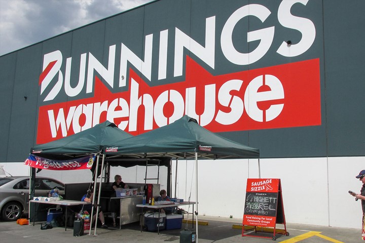 Tất cả các cửa hàng của Bunnings Warehouse sẽ đồng loạt bán bánh mì kẹp xúc xích nướng vào thứ 6 tới (Ảnh: bhg.com.au)