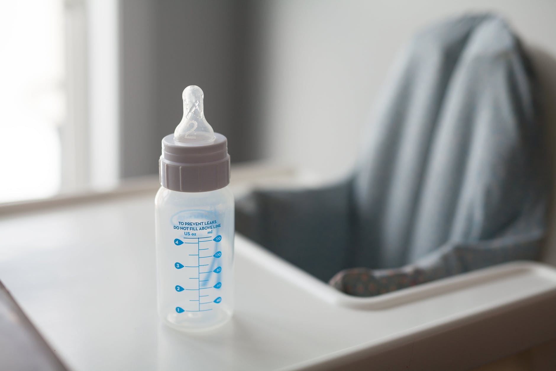 Liên minh châu Âu đã không còn sử dụng BPA trong sản xuất bình sữa trẻ em (Ảnh: Burst/Pexels)