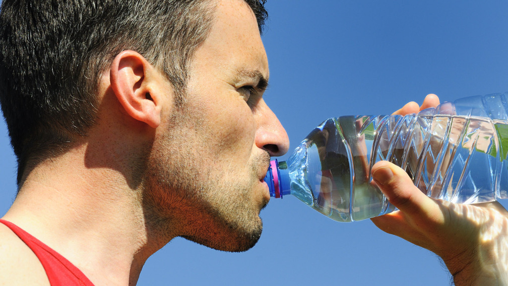 BPA có thể được tìm thấy trong các hộp đựng đồ ăn, thức uống mang đi, chai nhựa đựng nước, v..v (Ảnh: Grist)
