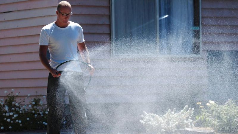 Theo chính sách hạn chế sử dụng nước mới, người dân sẽ không được dùng vòi tưới vườn hay rửa xe (Ảnh: Yahoo News Australia)