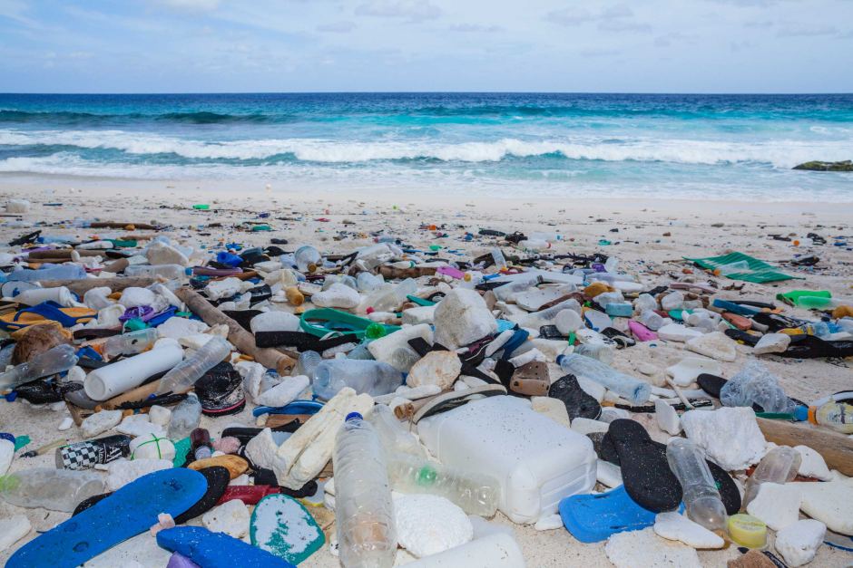 Rác thải nhựa trôi dạt lên Greta Beach, Christmas Island (Ảnh: Daniela Dirscherl/Getty Images)