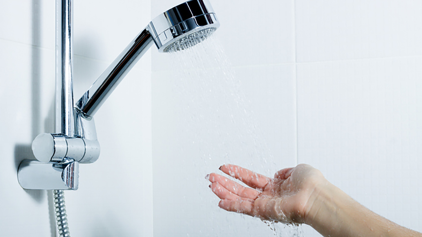 Theo bà, Melinda Pavey, chỉ cần tắm nhanh hơn vài phút là đã có thể giúp tiết kiệm 18 lít nước. (Ảnh: Getty Images)