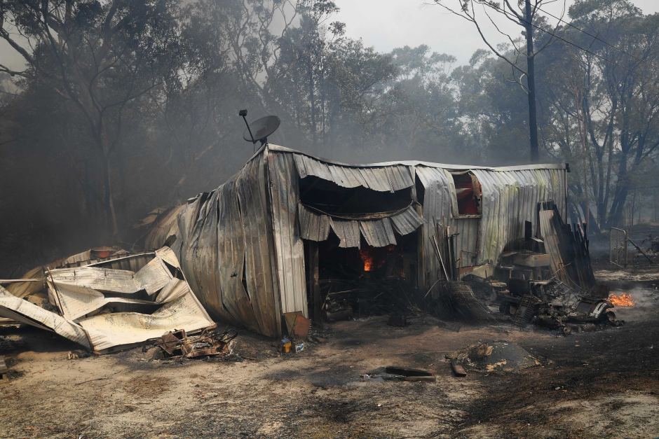 Một nhà kho bị đám cháy quét qua ở Kulnura, NSW (Ảnh: Dan Himbrechts/AAP)
