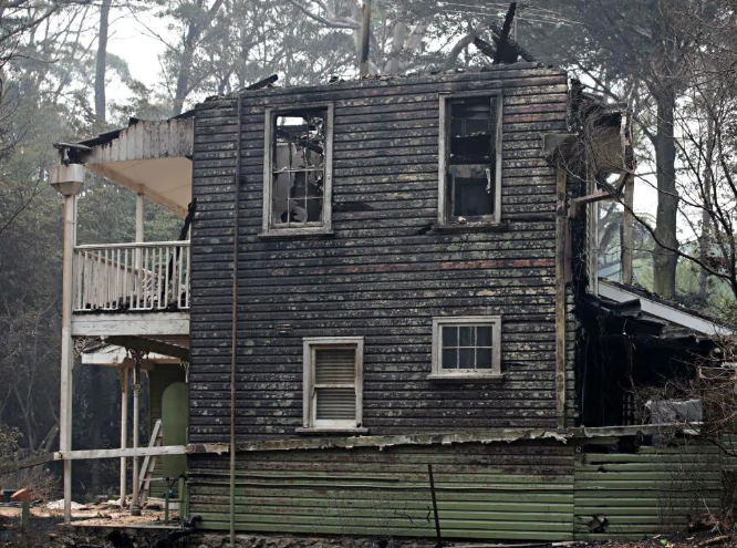 Ngôi nhà của chị Beth Raines, một lính cứu hỏa tình nguyện, tại Wynnes Rock Rd, Mount Wilson sau khi đám cháy đi qua (Ảnh: Adam Yip)
