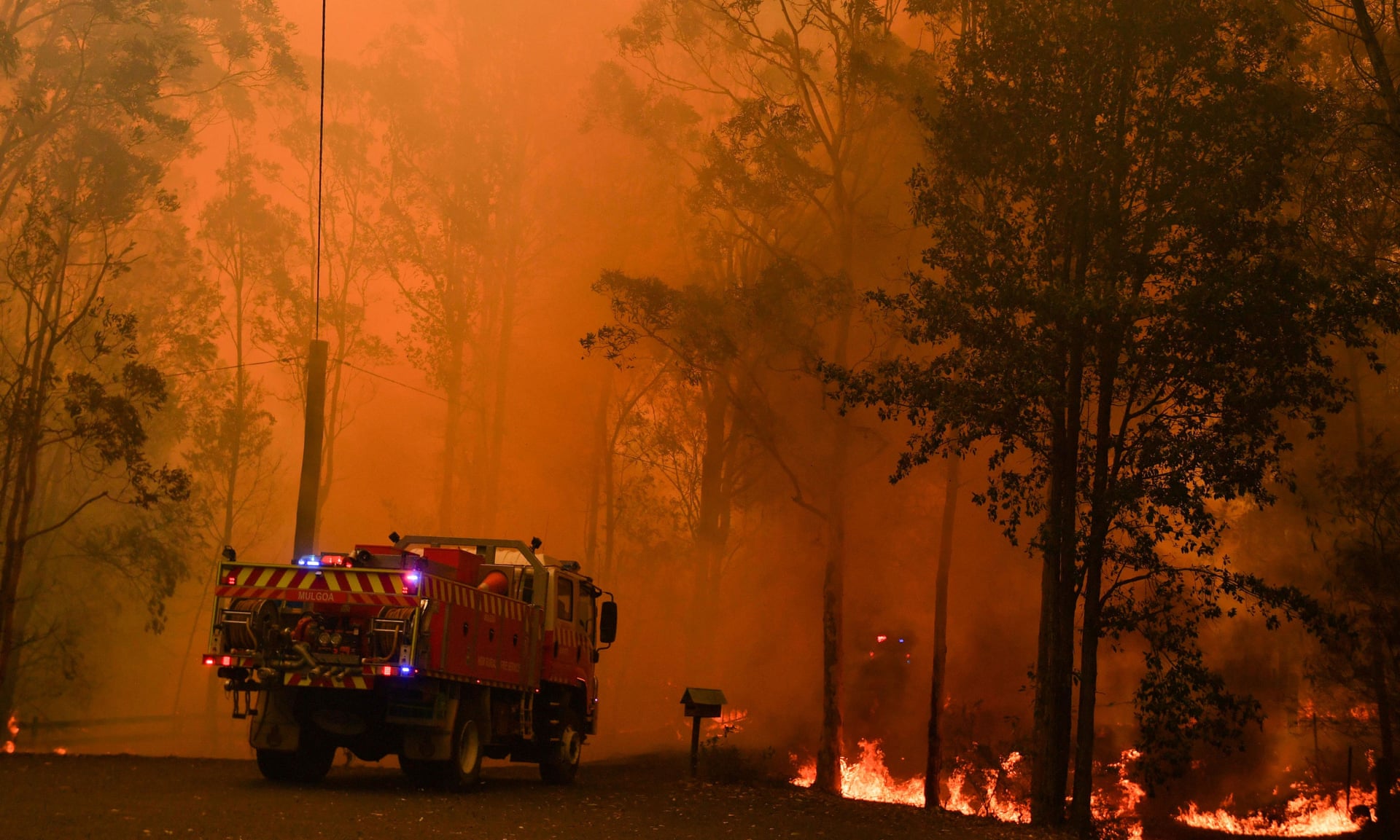 1 xe cứu hỏa đang tiến vào đám cháy ở Werombi cách Sydney 50km về phía Tây Nam (Ảnh: Reuters)