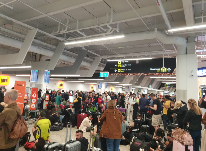 Hành khách mắc kẹt tại sân bay Melbourne do hệ thống check-in của Jetstar gặp sự cố (Ảnh: Twitter/ EliJack)