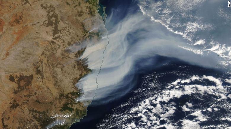 Cháy rừng ở NSW nhìn từ vệ tinh (Ảnh: NASA)
